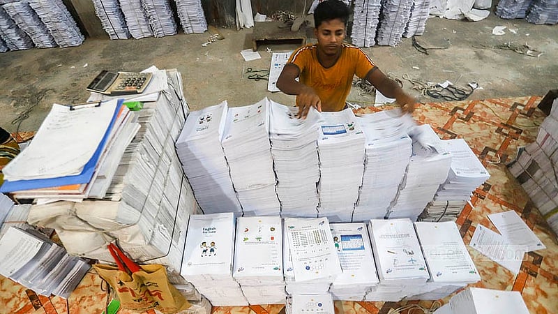 ছাপার কাজ শেষে বই প্রস্তুতের বাকি কাজ করছেন কর্মীরা। শনিবার ঢাকার মাতুয়াইলের একটি ছাপাখানায় দেখা গেল তাদের ব্যস্ততা