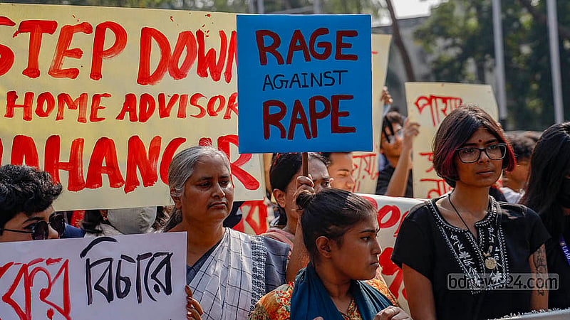 ‘ধর্ষণ ও নিপীড়নের বিরুদ্ধে বাংলাদেশ’ ব্যানারে সোমবার দুপুরে কেন্দ্রীয় শহীদ মিনারে পদযাত্রার আগে প্ল্যাকার্ড হাতে নারীরা