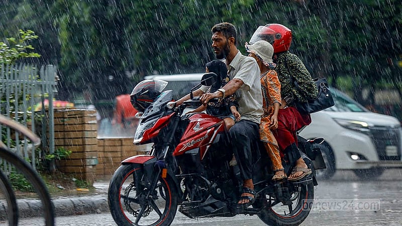 ঢাকা বিশ্ববিদ্যালয় এলাকায় সোমবার দুপুরে বৃষ্টির মধ্যে এক মোটরসাইকেলে শিশু ও নারীসহ চারজন