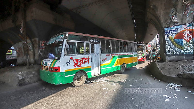 কাউন্টারভিত্তিক বাস না চালানোর দাবিতে সোমবার রাজধানীর সায়দাবাদ সড়কের চারপাশে আড়াআড়ি করে বাস রেখে অবরোধ কর্মসূচি পালন করেন শ্রমিকরা