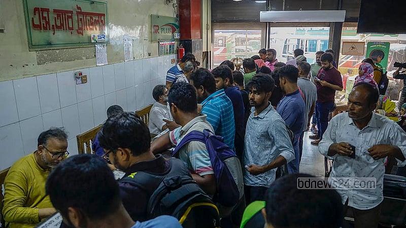 ঢাকার কল্যাণপুরে শুক্রবার এস আর ট্রাভেলসের কাউন্টারে আগাম টিকেট কেনার জন্য মানুষের ভিড়