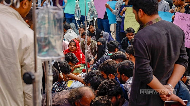 জগন্নাথ বিশ্ববিদ্যালয়ের দ্বিতীয় ক্যাম্পাসের নির্মাণকাজ সেনাবাহিনীকে হস্তান্তরসহ তিন দাবিতে রোববার থেকে ক্যাম্পাসে অনশনরত অনেকেই অসুস্থ হয়ে পড়লে তাদের দেওয়া হয় স্যালাইন