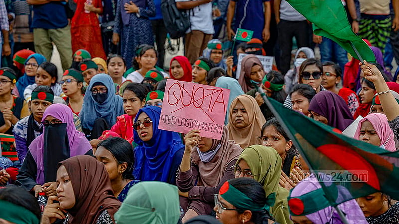 ঢাকার শাহবাগ মোড় অবরোধ করে বুধবার দুপুরে কোটা আন্দোলনকারীদের স্লোগান
