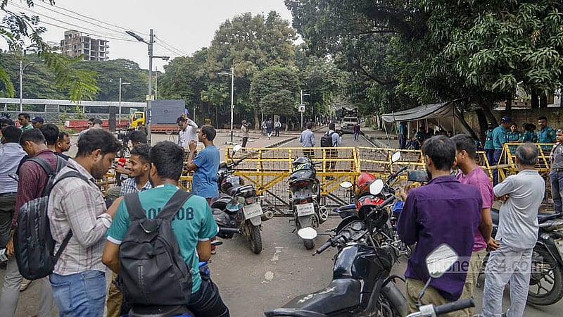 ১৫ অগাস্ট বঙ্গবন্ধু শেখ মুজিবুর রহমানের মৃত্যুবার্ষিকী কেন্দ্র করে বৃহস্পতিবার রাত থেকে ধানমন্ডির ৩২ নম্বর এলাকায় নিরাপত্তা জোরদার করা হয়