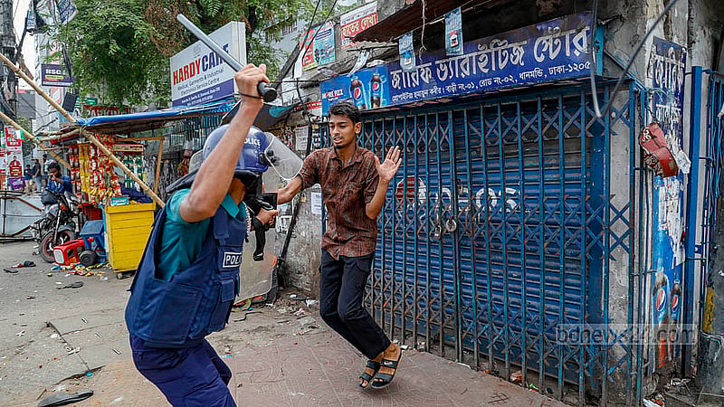 দলবেঁধে ঢাকা কলেজের শিক্ষার্থীরা সিটি কলেজের সামনে চলে এলে তাদের ছত্রভঙ্গ করতে পুলিশের লাঠিচার্জ