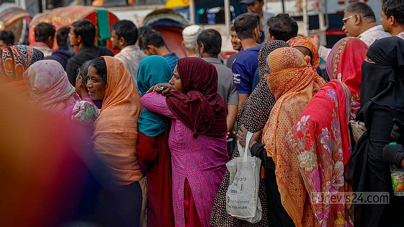 রাজধানীর মানিক মিয়া অ্যাভিনিউয়ে বৃহস্পতিবার টিসিবির ট্রাক ঘিরে নারীদের জটলা। দুই কেজি ডাল ও দুই লিটার তেল পেতে ভোর থেকে চেষ্টা চলে তাদের