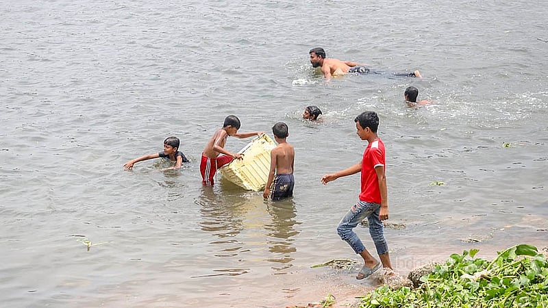 তীব্র গরমে অতিষ্ঠ জনজীবন। কিছুটা স্বস্তি পেতে বুড়িগঙ্গার স্বচ্ছ পানিতে নেমে পড়ছেন অনেকে