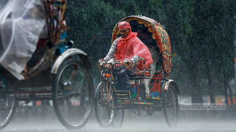 দিনভর গরমের মধ্যে সোমবার দুপুরে ঘণ্টাখানেকের জন্য রাজধানীতে নেমেছিল বৃষ্টি, তাতে কিছুটা শীতল হয় আবহাওয়া