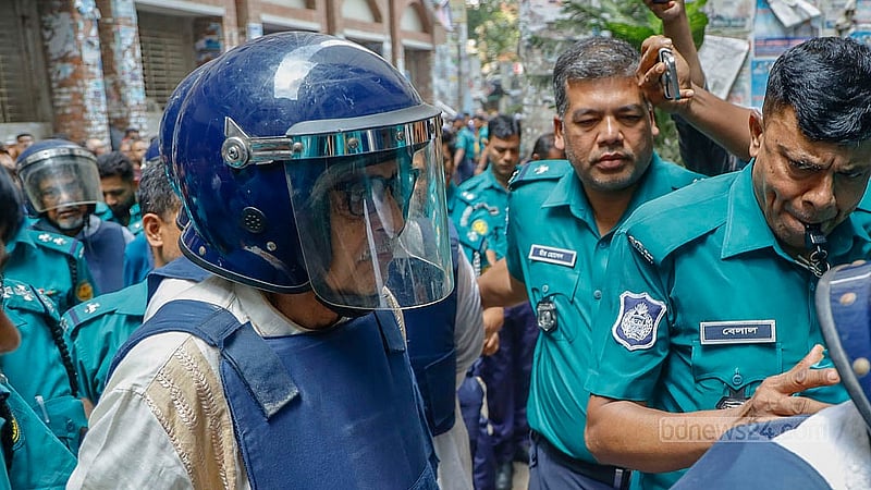 সাবেক বেসামরিক বিমান পরিবহন ও পর্যটন মন্ত্রী রাশেদ খান মেননকে বুধবার হাকিম আদালতে হাজির করা হয়