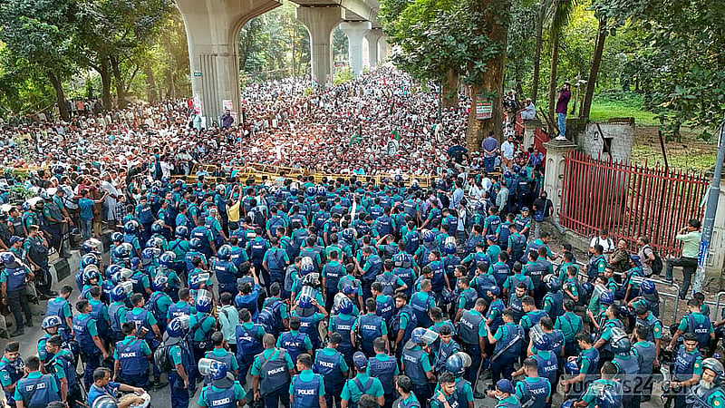 দাবি আদায়ে রোববার বিকালে ভুখা মিছিল নিয়ে শিক্ষা ভবনের দিকে এগোতে থাকলে হাই কোর্টের মাজার গেইটের সামনে পুলিশি বাধার মুখে পড়েন এমপিওভুক্ত শিক্ষক-কর্মচারীরা।