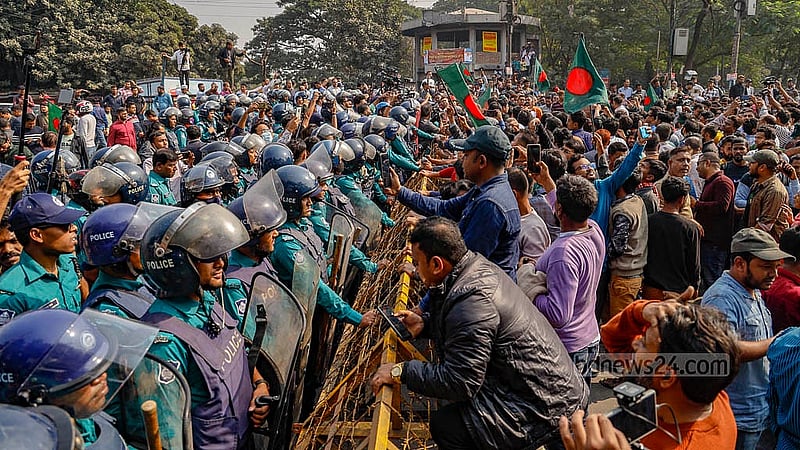 আগরতলায় বাংলাদেশের সহকারী হাই কমিশনে হামলা, জাতীয় পতাকা অবমাননার প্রতিবাদে রোববার ঢাকায় ভারতীয় হাই কমিশন অভিমুখে বের করা বিএনপির পদযাত্রাকে রামপুরা ব্রিজে আটকে দেয় পুলিশ