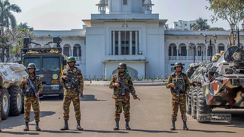 হাই কোর্ট এলাকায় শনিবার সকাল থেকে রাখা হয় কড়া নজরে। প্রবেশ গেইট থেকে শুরু করে সব কয়টি গেইটে অবস্থান নেয় আইনশৃঙ্খলা বাহিনী