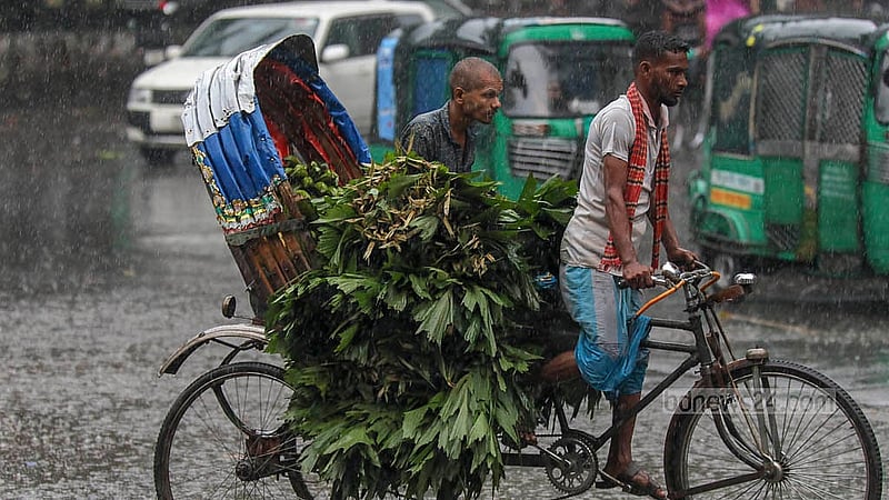 ঢাকায় টানা কয়েক দিনের বৃষ্টির পরে শনিবার সকালে দেখা মেলে বৃষ্টির