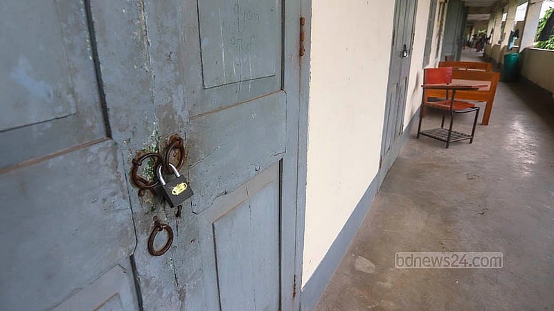 ঢাকা মেডিকেল কলেজের ডা. ফজলে রাব্বি ছাত্রাবাসের ঝুঁকিপূর্ণ মূল ভবনের চতুর্থ তলার বিভিন্ন কক্ষ থেকে শিক্ষার্থীরা সরে যাওয়ার পর ঝুলিয়ে দেওয়া হয়েছে তালা