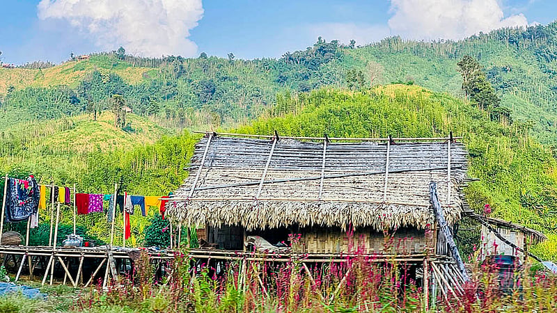 প্রাকৃতিক দুর্যোগ কিংবা বন্যপ্রাণীর হাত থেকে রক্ষা পাওয়ার মতো নানা কারণে পাহাড়ের দুর্গম এলাকার এসব মাচাং ঘর বানানো হয় খানিকটা উঁচুতে