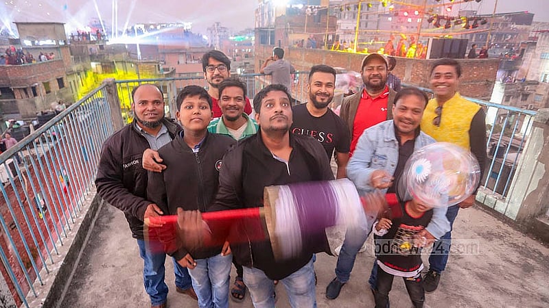 পৌষ মাসের শেষ দিন মঙ্গলবার ঐতিহ্যবাহী সাকরাইন উৎসবে পুরান ঢাকার ছাদে ছাদে নাটাই-ঘুড়ি হাতে তরুণ-তরুণীরা