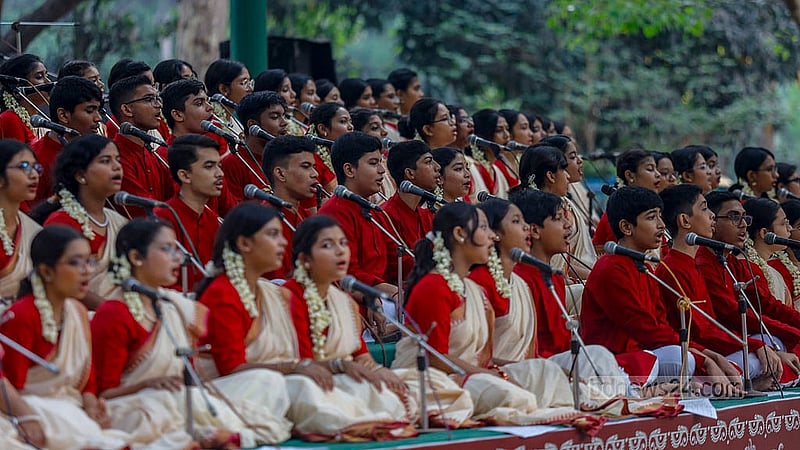 বৈশাখের প্রথম প্রভাতে সোমবার ঢাকার রমনা বটমূলে গানে গানে ১৪৩২ বঙ্গাব্দকে বরণ করে নেন ছায়নটের শিল্পীরা
