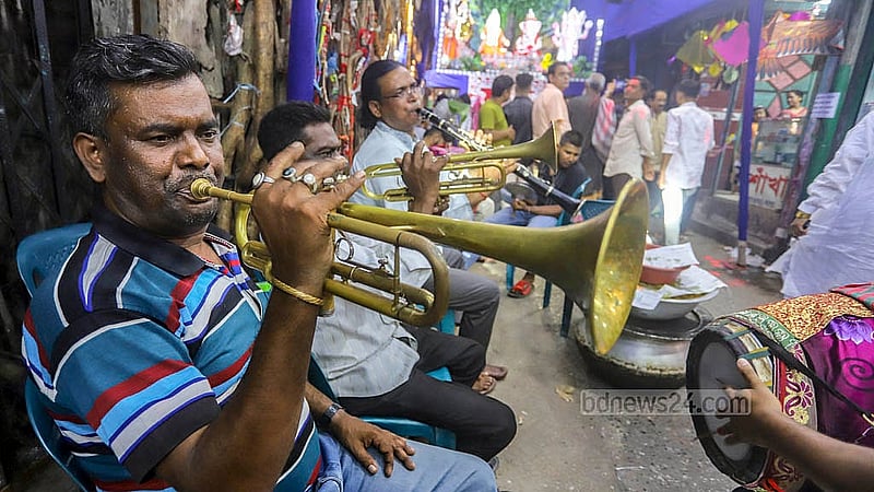 গণেশ পূজা ঘিরে ঢাক-ঢোলের বাজনায় মুখরিত শাঁখারিবাজারের মণ্ডপ এলাকা