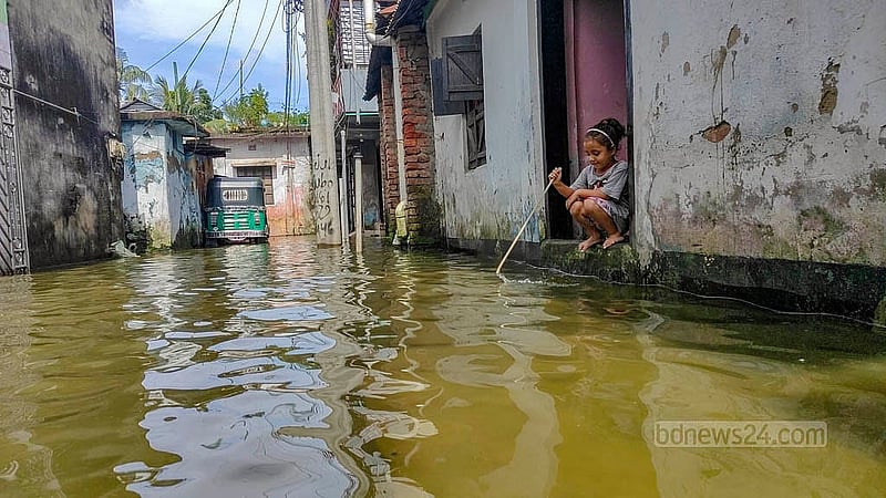 সড়কের পাশে বাড়ি নাকি খালের পাশে বাড়ি, কুমিল্লার চাঁনপুরে জলাবদ্ধ অবস্থায় সেটি বোঝা মুশকিল