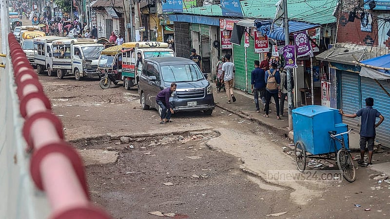 খানাখন্দে ভরা দোলাইপাড় ও যাত্রাবাড়ীর মধ্যকার সড়কটিতে ঝুঁকি নিয়ে চলাচল করে হাজারো যানবাহন