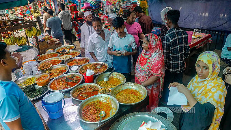 ঢাকা মেডিকেল কলেজ হাসপাতালের সামনে ফুটপাতে বিক্রি হয় খাবার। রোগী ও তাদের সঙ্গে আসা স্বজনরাও এখানকার ক্রেতা