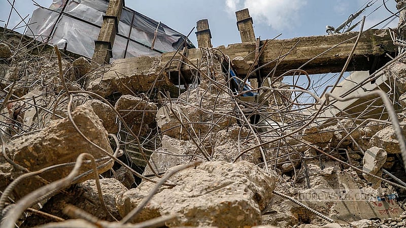 ঢাকার শাহবাগে রোববার প্রজন্ম চত্বরের ভাঙা স্থাপনা পড়ে থাকতে দেখা যায়। শনিবার রাত ১২টার পর বুলডোজার দিয়ে স্থাপনাটি ভাঙা হয় বলে জানিয়েছেন আশপাশের দোকানিরা