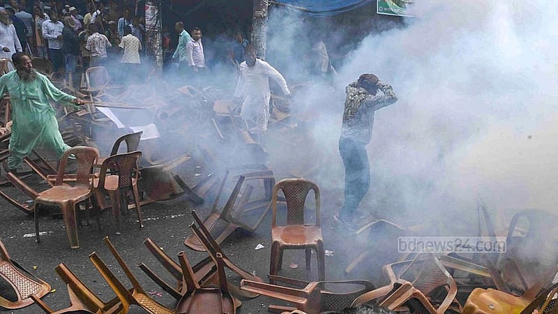 ঢাকার কাকরাইলে শনিবার জাতীয় পার্টির কেন্দ্রীয় কার্যালয়ের সামনে দলটির কর্মী সমাবেশ ছত্রভঙ্গ করতে কাঁদুনে গ্যাস ব্যবহার করে পুলিশ।