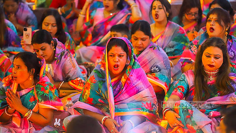 সূর্যাস্তের সঙ্গে সঙ্গে ঘণ্টা বাজলে উলুধ্বনির দিয়ে একযোগে প্রদীপ জ্বালাতে শুরু করেন সবাই