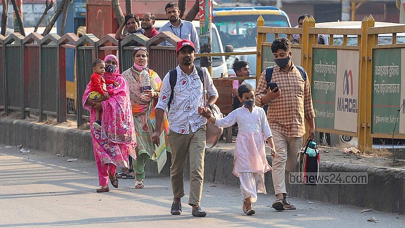 একদিকে সড়ক বন্ধ, অন্যদিকে বন্ধ করে রাখা হয়েছে উড়াল সড়ক; কোনোভাবেই যানবাহন চলাচলের সুযোগ নেই। হেঁটে গন্তব্যে ছোটেন অনেকেই