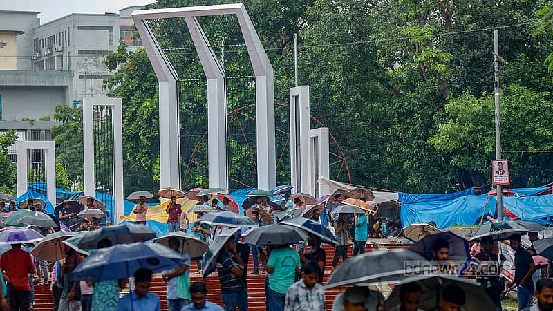 নিম্নচাপের কারণে বৃহস্পতিবার সকাল থেকে রাজধানীসহ দেশের বিভিন্ন এলাকায় একনাগাড়ে বৃষ্টি হচ্ছে। এর মধ্যেই কেন্দ্রীয় শহীদ মিনারে আন্দোলন চালিয়ে যাচ্ছেন পল্লী বিদ্যুৎ সমিতির কর্মীরা