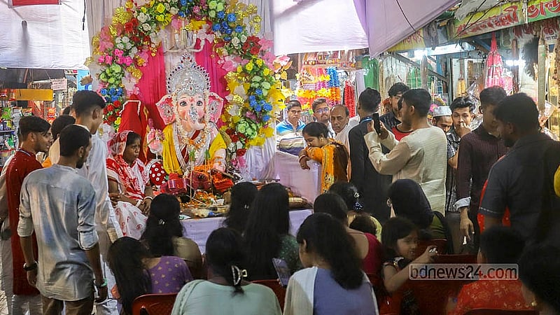 ঢাকার শাঁখারিবাজারে গণেশ পূজায় সনাতন ধর্মাবলম্বীরা