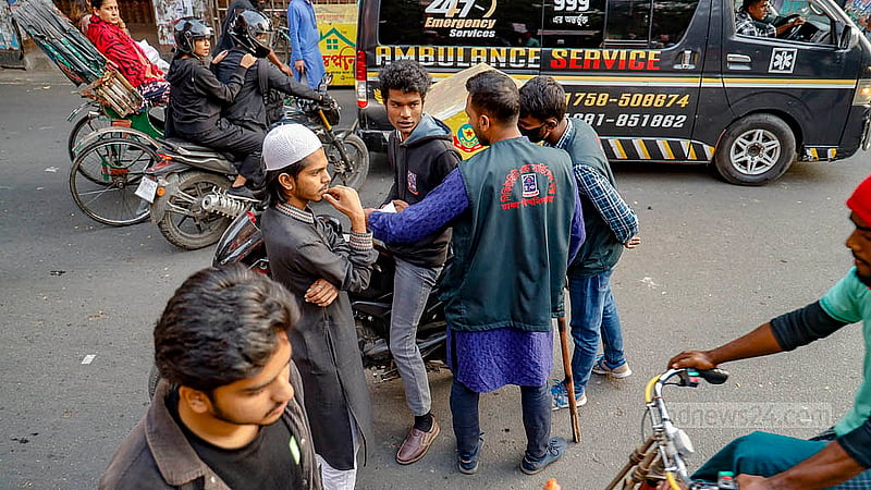 ঢাকা বিশ্ববিদ্যালয়ের প্রবেশপথ নীলক্ষেত অংশেও শুক্রবার বিকালে কড়াকড়ি দেখা গেছে