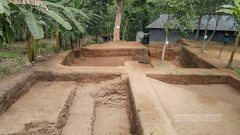 কুমিল্লার সদর দক্ষিণ উপজেলার বারপাড়া ইউনিয়নে বালাগাজীর মুড়ায় মাটি খননের সময় ‘পুরাকীর্তির’ সন্ধান মিলেছে