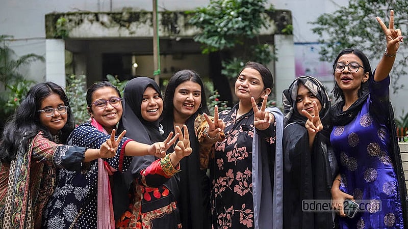 এসএসসি পরীক্ষার ফল প্রকাশের পর উচ্ছ্বসিত মতিঝিল সরকারি বালিকা উচ্চ বিদ্যালয়ের শিক্ষার্থীরা