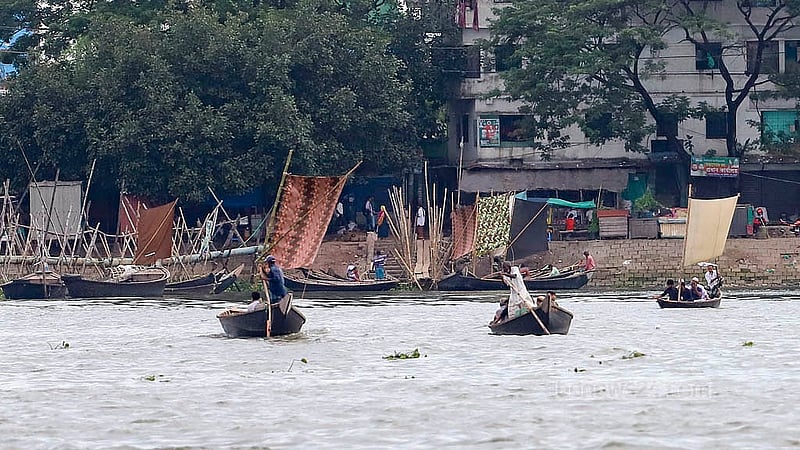 ঢাকায় বুড়িগঙ্গা নদীর মিল ব্যারাক ঘাট থেকে কেরানীগঞ্জের কোল্ডস্টোরেজ নৌকা ঘাটে মঙ্গলবার চলতে দেখা যায় পালতোলা নৌকা