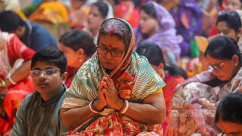 ঢাকার স্বামীবাগ লোকনাথ আশ্রমে ‘রাখের উপবাস’ এ প্রাথনারত নারী ভক্ত