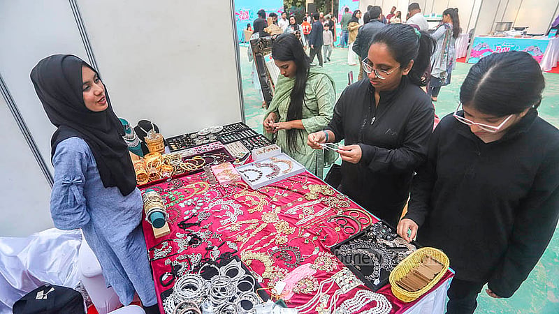 ঢাকার গুলশানে বিচারপতি শাহাবুদ্দিন পার্কে ‘ফান ফেয়ারে’ স্টল ঘুরে দেখেন ক্রেতা-দর্শনার্থীরা