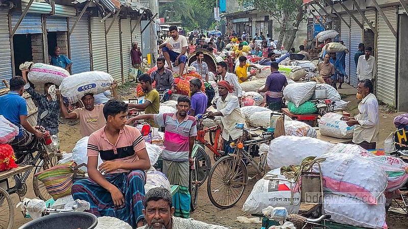 ফরিদপুরের ঠেনঠেনিয়া পেঁয়াজের বাজারে সকাল ৬টা থেকেই চাষিরা ভিড় করতে শুরু করেন। কেউ ভ্যান করে, কেউ নসিমনে, কেউবা অটোরিকশায় করে পেঁয়াজ নিয়ে আসতে থাকেন