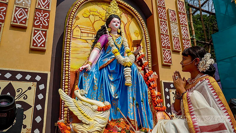 সরস্বতী পূজায় সোমবার ঢাকা বিশ্ববিদ্যালয়ের জগন্নাথ হলে বিদ্যাদেবীর আরাধনায় এক শিক্ষার্থী