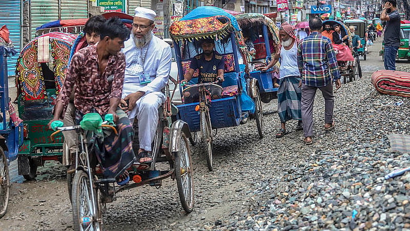 এক বছরের বেশি সময়েও শেষ হয়নি মুগদা-মান্ডা সড়কের সংস্কার কাজ
