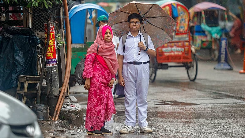 স্কুল শেষ হওয়ার পর বাসায় ফেরার বাহনের অপেক্ষায় শিক্ষার্থীরা। মঙ্গলবার ঢাকার মতিঝিল বালক উচ্চ বিদ্যালয়ের সামনে ঝিরিঝিরি বৃষ্টির মধ্যে ছাতা হাতে দেখা যায় এক শিক্ষার্থীকে। তবে বৃষ্টিতে ভিজছিলেন তার মা