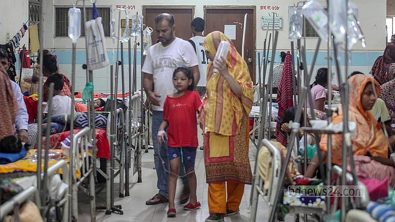 ডেঙ্গু আক্রান্ত লাবিবাকে রক্ত পরীক্ষার জন্য নিয়ে যাওয়া হচ্ছে। মঙ্গলবার ঢাকার মুগদা জেনারেল হাসপাতালে