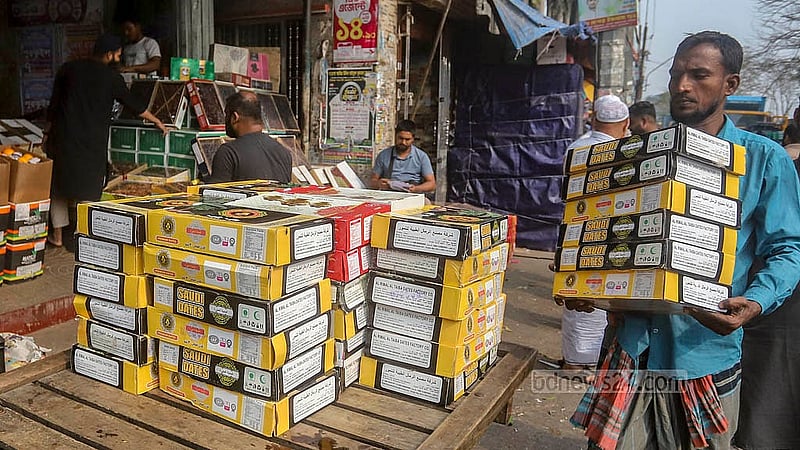 পুরান ঢাকার বাদামতলি ঘাট থেকে পাইকারি দরে খেজুর কিনে তোলা হচ্ছে গাড়িতে, যা দেশের বিভিন্ন এলাকায় বিক্রি করবেন খুচরা ব্যবসায়ীরা