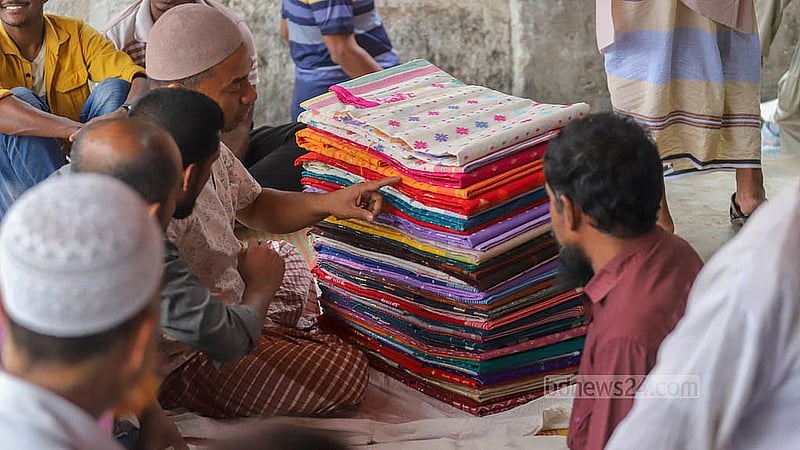 রূপগঞ্জের নোয়াপাড়ায় জামদানির হাটে এক হাজার থেকে শুরু করে ২০ হাজার টাকার শাড়িও পাওয়া যায়