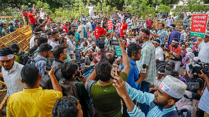 প্রতিবন্ধী বিদ্যালয় এমপিওভুক্তিসহ পাঁচ দাবিতে শিক্ষকদের যমুনা অভিমুখী পদযাত্রা সোমবার কদম ফোয়ারার সামনে আটকে দেয় পুলিশ