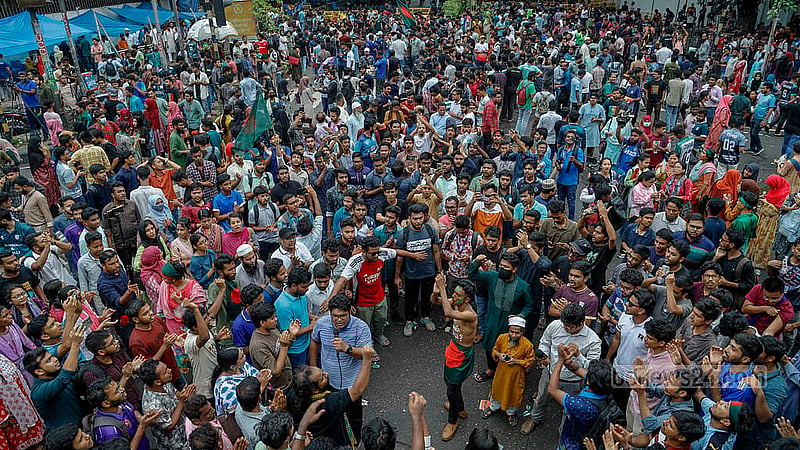 রাজধানীর কাকরাইল মসজিদ মোড়ের সড়েকে কখনও দাবি আদায়ের স্লোগান কখনও বিদ্রোহী কবিতা আর গান গেয়ে টানা অবস্থান কর্মসূচি চালিয়ে যাচ্ছেন জগন্নাথ বিশ্ববিদ্যালয়ের আন্দোলনকারীরা