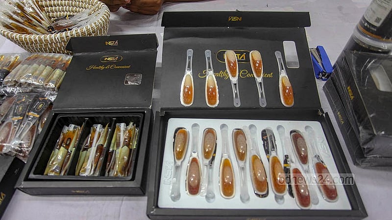 ঢাকার তেজগাঁওয়ে বিসিক ভবনে মধু মেলায় পাওয়া যাচ্ছে মোড়কজাত মধুও