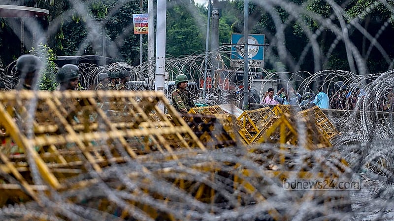 রাষ্ট্রপতি মো. সাহাবুদ্দিনের পদত্যাগের দাবিতে মঙ্গলবার গভীর রাত পর্যন্ত বিক্ষোভের পর বুধবার বঙ্গভবনের প্রবেশপথে দেওয়া হয়েছে কয়েক স্তরের কাঁটা তারের বেড়া