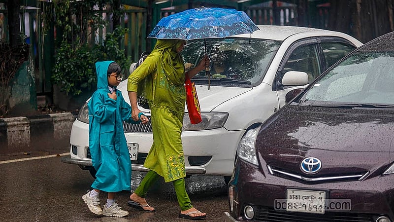 স্কুল শিক্ষার্থী সন্তান যেন বৃষ্টিতে না ভেজে, সেজন্য পরিয়ে দিয়েছেন রেইনকোট। মঙ্গলবার ঢাকার মতিঝিল বালক উচ্চ বিদ্যালয়ের সামনে সন্তানকে নিয়ে রাস্তা পার হচ্ছিলেন এক অভিভাবক