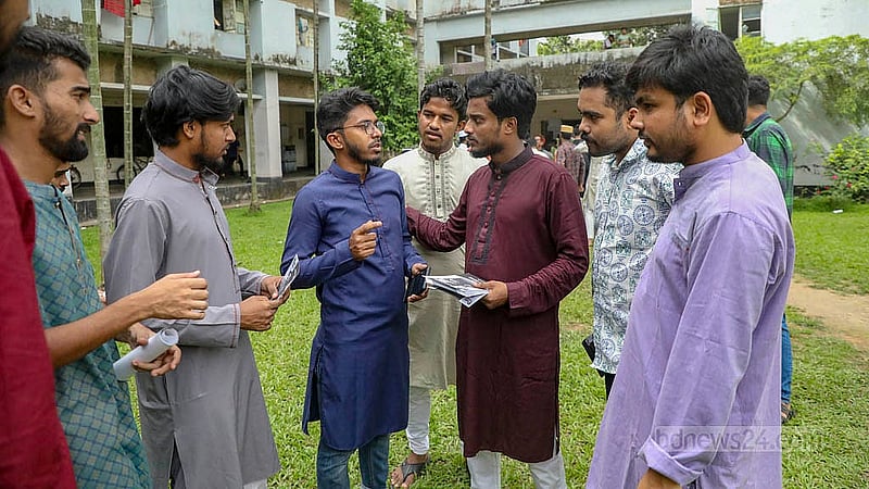 বৈষম্যবিরোধী শিক্ষার্থী সংসদ প্যানেলের ভিপি প্রার্থী আব্দুল কাদের শুক্রবার প্রচার চালান বিশ্ববিদ্যালয়ের হাজী মুহম্মদ মুহসীন হলে